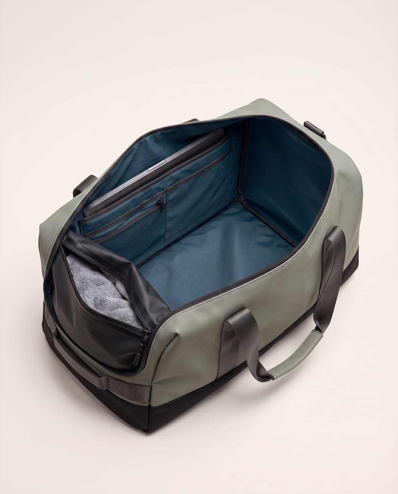 Interior of the Duffel 40: laptop sleeve, organiser and wet pouch