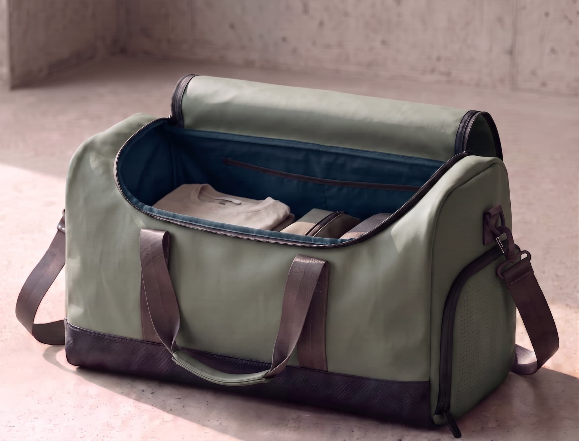 Interior of the Duffel 50: laptop sleeve, organiser and detachable liner