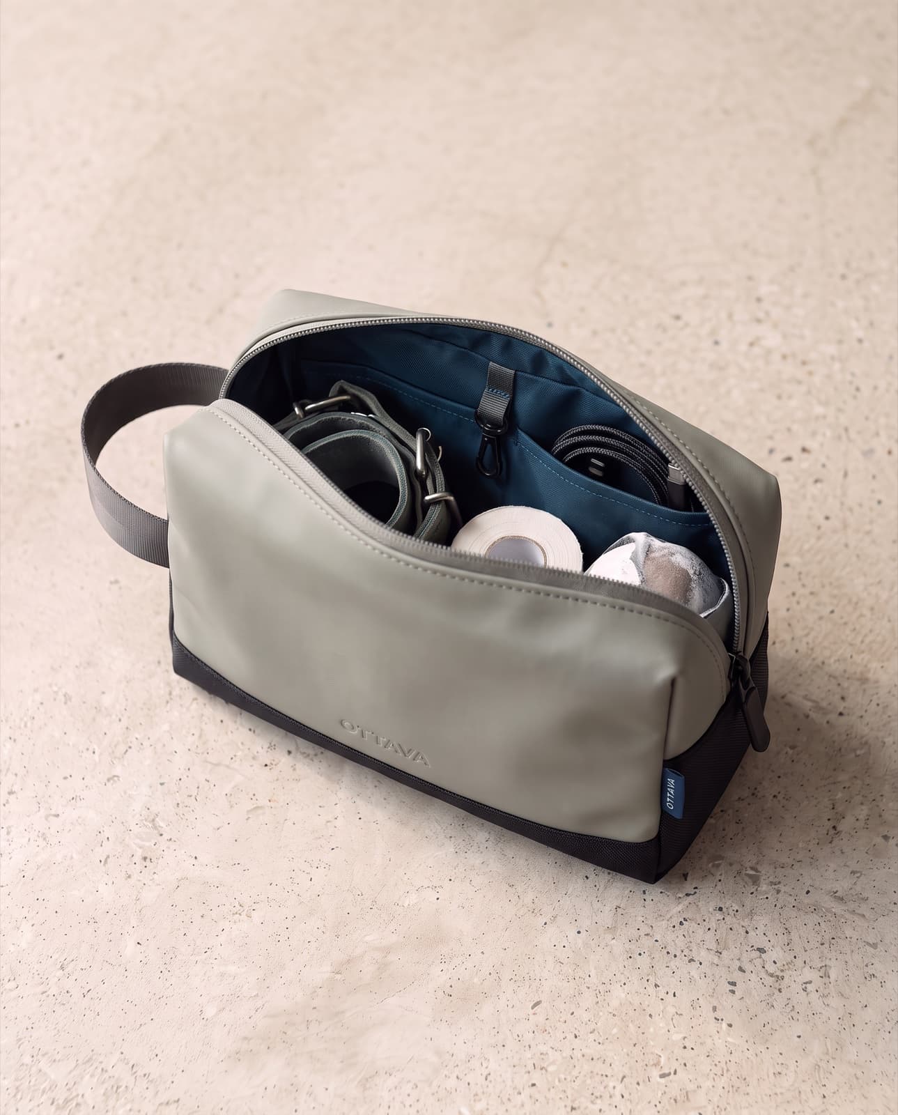 Grip Pouch open, petrol-blue lining holding grips, tape and chalk